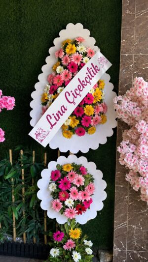 Beyaz çerçeveli çift katlı sarı, pembe ve mor çiçekli çelenk
