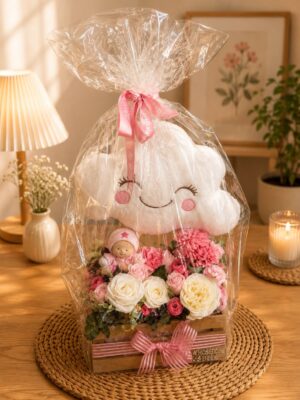 Sepet tabanlı pakette pembe detaylı peluş ve pembe-beyaz çiçek seti