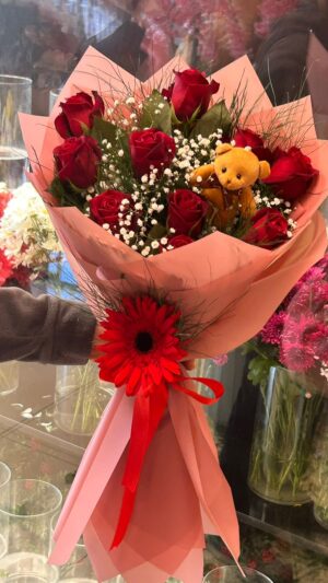 Pembe ambalajda kırmızı gül ve gerbera buketi