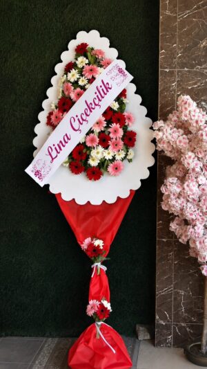 Beyaz çerçeveli tek katlı kırmızı ve beyaz ayaklı çelenk